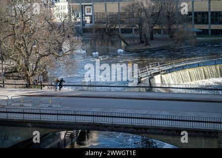 Vue aérienne du pont Gamlebro sur le Motala Stream pendant une journée ensoleillée de printemps en mars 2024 à Norrköping, Suède Banque D'Images