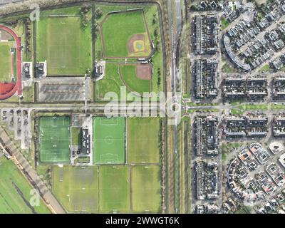 Drone aérien vue de haut en bas sur terrain de sport, terrains de sport amateur. Vue d'ensemble des yeux d'oiseau. Loisirs loisirs et mode de vie sain. Banque D'Images