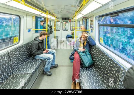 Berlin, Allemagne - 22 mars 2024 : les gens voyagent dans le métro de Berlin. Banque D'Images