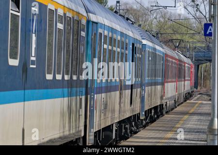 Trains locaux régionaux de l'entreprise publique Ceske Dragy - chemins de fer tchèques. Principal opérateur ferroviaire en République tchèque. Banque D'Images