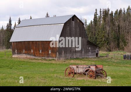 Ancienne grange et charrette à cheval en bois, Canada Banque D'Images