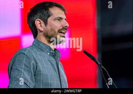 Madrid, Espagne. 23 mars 2024. Ernest Urtasun, ministre espagnol de la culture, vu parler lors de l'Assemblée du parti politique espagnol de gauche Sumar célébré au centre d'événements la Nave de Villaverde à Madrid. Crédit : SOPA images Limited/Alamy Live News Banque D'Images