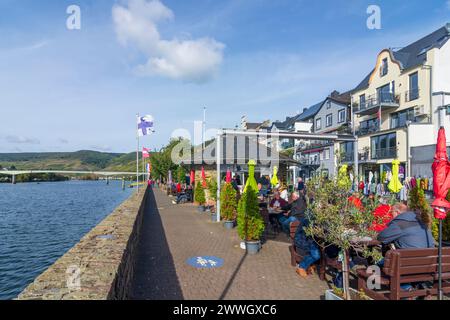 Zell : rivière Moselle (Moselle), restaurant à la promenade Moselpromenade à Moselle, Rhénanie-Palatinat, Allemagne Banque D'Images