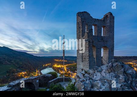 Traben-Trarbach : Château de Grevenburg, rivière Moselle (Moselle), ville Traben-Trarbach dans Moselle, Rhénanie-Palatinat, Allemagne Banque D'Images