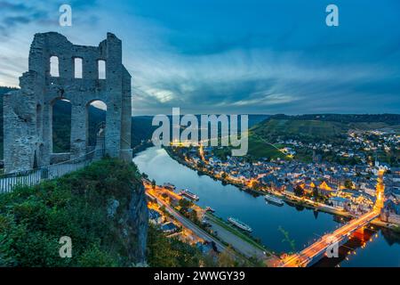 Traben-Trarbach : château de Grevenburg, Moselle (Moselle), ville Traben-Trarbach, navires à passagers à Moselle, Rhénanie-Palatinat, germe Banque D'Images