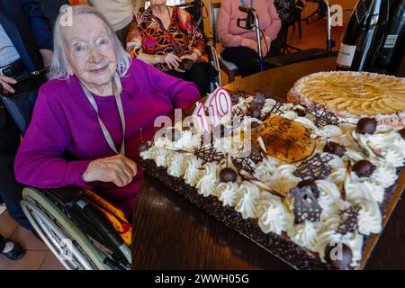 © PHOTOPQR/LE DAUPHINE/Christophe AGOSTINIS ; Villeneuve-lès-Avignon ; 23/03/2024 ; Villeneuve-lés-Avignon le 23 mars 2024. EHPAD la maison bleue. Anniversaire de la doyenne des Gardois, Irène Laroche. Irène Laroche a fêté ses 110 ans avec son fils, 88 ans, et son petit-fils, 50 ans, ainsi que des amis. Photo Christophe Agostinis/le Dauphiné libéré Villeneuve-lés-Avignon le 23 mars 2024. EHPAD la maison bleue. Anniversaire de la doyenne du Gardois, Irène Laroche. Irène Laroche a célébré son 110e anniversaire avec son fils, 88 ans, et son petit-fils, 50 ans, ainsi que des amis. Banque D'Images