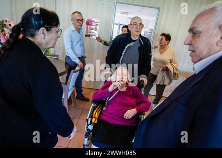 © PHOTOPQR/LE DAUPHINE/Christophe AGOSTINIS ; Villeneuve-lès-Avignon ; 23/03/2024 ; Villeneuve-lés-Avignon le 23 mars 2024. EHPAD la maison bleue. Anniversaire de la doyenne des Gardois, Irène Laroche. Irène Laroche a fêté ses 110 ans avec son fils, 88 ans, et son petit-fils, 50 ans, ainsi que des amis. Photo Christophe Agostinis/le Dauphiné libéré Villeneuve-lés-Avignon le 23 mars 2024. EHPAD la maison bleue. Anniversaire de la doyenne du Gardois, Irène Laroche. Irène Laroche a célébré son 110e anniversaire avec son fils, 88 ans, et son petit-fils, 50 ans, ainsi que des amis. Banque D'Images