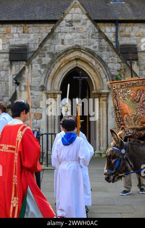 Procession des ânes du dimanche des palmiers, église St John's, Notting Hill, Londres Banque D'Images