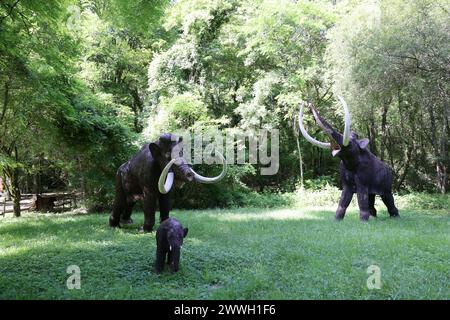 Chasse au cours de la préhistoire : chasse aux mammouths et aux mammouths reconstruits au Parc Préhisto dans la vallée de la Vézère en Périgord Noir. Tursac, Périgo Banque D'Images