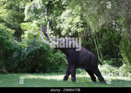 Chasse au cours de la préhistoire : chasse aux mammouths et aux mammouths reconstruits au Parc Préhisto dans la vallée de la Vézère en Périgord Noir. Tursac, Périgo Banque D'Images