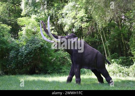 Chasse au cours de la préhistoire : chasse aux mammouths et aux mammouths reconstruits au Parc Préhisto dans la vallée de la Vézère en Périgord Noir. Tursac, Périgo Banque D'Images