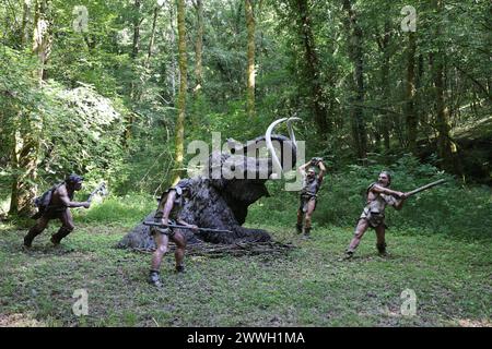 Chasse au cours de la préhistoire : chasse aux mammouths et aux mammouths reconstruits au Parc Préhisto dans la vallée de la Vézère en Périgord Noir. Tursac, Périgo Banque D'Images