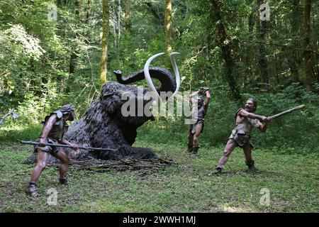 Chasse au cours de la préhistoire : chasse aux mammouths et aux mammouths reconstruits au Parc Préhisto dans la vallée de la Vézère en Périgord Noir. Tursac, Périgo Banque D'Images