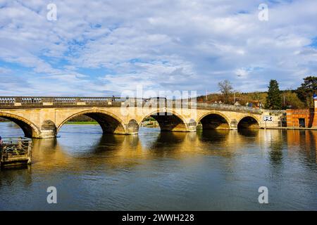 Vue du pont Henley, classé au grade I, sur la Tamise à Henley-on-Thames, une ville du sud de l'Oxfordshire Banque D'Images