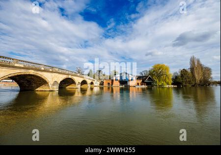 Vue du quartier général de la régate royale de Henley et du pont Henley classé au grade I sur la Tamise à Henley-on-Thames, une ville du sud de l'Oxfordshire Banque D'Images