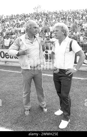 Udo Lattek Li. mit Karl-Heinz Feldkamp 08/83 stroe Udo Lattek Li. Und Karl-Heinz Feldkamp AM 13. Août 1983 beim Bundesliga-Fußballspiel DSC Arminia Bielefeld gegen FC Bayern München auf der Bielefelder Alm Deutschland Deutscher Mann Männer Training Fußball Sport ex ehemalig ehemaliger Fußballspieler Spieler Trainer Fußballtrainer Stadion Fußballstadion entraîneur allemand de football hoch ganz freistellbar stehend sprechend Neutral draußen SW *** Udo Lattek avec Karl Heinz Feldkamp 08 83 stroe Udo Lattek est parti et Karl Heinz Feldkamp le 13 août 1983 au match de football de la Bundesliga DSC Armin Banque D'Images