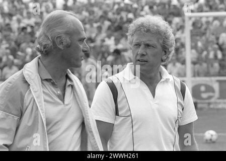 Udo Lattek Li. mit Karl-Heinz Feldkamp 08/83 stroe Udo Lattek Li. Und Karl-Heinz Feldkamp AM 13. Août 1983 beim Bundesliga-Fußballspiel DSC Arminia Bielefeld gegen FC Bayern München auf der Bielefelder Alm Deutschland Deutscher Mann Männer entraînement Fußball Sport ex ehemalig ehemaliger Fußballspieler Spieler Trainer Fußballtrainer entraîneur allemand quer halb stehend sprechend Neutral draußen SW *** Udo Lattek avec Karl Heinz Feldkamp 08 83 stroe Udo Lattek quitte le club et Karl Heinz Feldkamp le 13 août 1983 lors du match de football de la Bundesliga DSC Arminia Bielefeld contre le FC Bayern Munic Banque D'Images