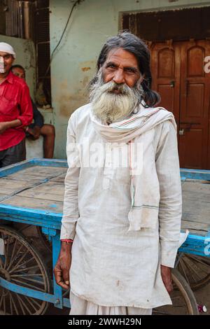 Homme indien âgé lourdement barbu en robe quotidienne typique debout sur le bord de la route dans une ville dans le district d'Umaria du Madhya Pradesh, Inde Banque D'Images