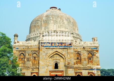 Vue partielle de Sheesh Gumbad, Lodi Gardens, New Delhi, Delhi, Inde Banque D'Images