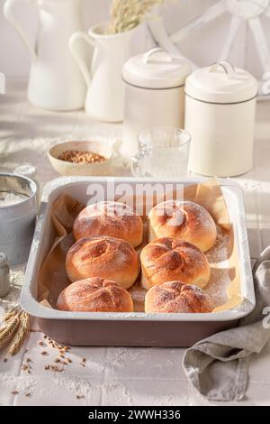 Petits pains kaiser sains et chauds à base de farine et de levain. Petits pains Kaiser et ingrédients dans la boulangerie. Banque D'Images