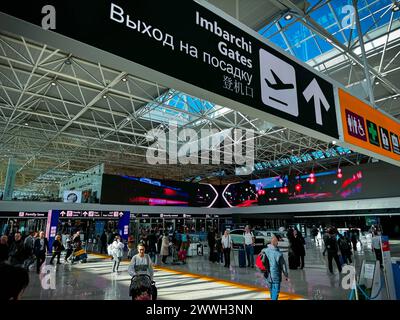 Flughafen ROM Fiumicino, Leonardo da Vinci Airport, Italien, international Flughafen, Ankunftshalle, terminal, Transportoptionen, Taxi, Shuttlebus, Einkaufsmöglichkeiten, gastronomie, salons, WLAN, Geldautomaten, Wechselstuben, Passagiere, Flugverbindungen, Fluggesellschaften, Zwischenstopp, Leonardo da Vinci Museum, Effizienz, Kundenzufriedenheit, Drehkreuz, ITA Airways, nationale Fluggesellschaft, Verbindungen, Umsteigeerlebnis, Vielfliegerprogramm, Privilegien, améliorations, Lounge-Zugang, ROM, Mailand, Venedig, Florenz, Neapel, internationale Ziele, Europa, weltweit. *** Rome Fiumicino Airp Banque D'Images