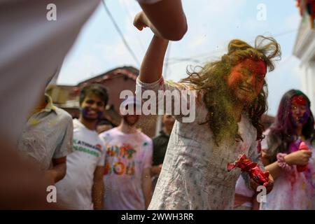 Katmandou, Népal. 24 mars 2024. Une fille célèbre le festival Holi sur la place Basantapur Durbar à Katmandou, Népal, le 24 mars 2024. Holi, la fête des couleurs, marque le début de la saison printanière. Crédit : Sulav Shrestha/Xinhua/Alamy Live News Banque D'Images