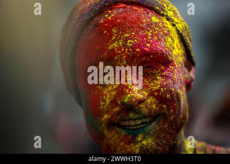 Katmandou, Népal. 24 mars 2024. Un homme enduit de poudre colorée est photographié lors de la célébration du festival Holi sur la place Basantapur Durbar à Katmandou, Népal, le 24 mars 2024. Holi, la fête des couleurs, marque le début de la saison printanière. Crédit : Sulav Shrestha/Xinhua/Alamy Live News Banque D'Images