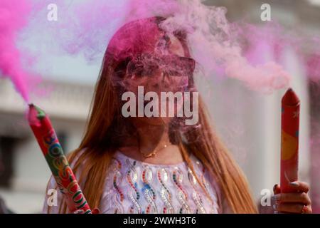 Katmandou, Népal. 24 mars 2024. Une femme est vue lors de la célébration du Festival Holi sur la place Basantapur Durbar à Katmandou, Népal, le 24 mars 2024. Holi, la fête des couleurs, marque le début de la saison printanière. Crédit : Sulav Shrestha/Xinhua/Alamy Live News Banque D'Images