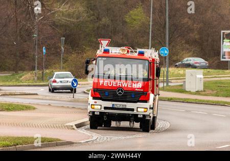 240324PKWBrand News ID : en 2024-03-24-02 PKW Brand unter Tankstelle technischer Defekt am PKW sorgt für Feuerwehreinsatz Stollberg. Einsatzkräfte der Feuerwehr sind am Sonntagmittag zu einem PKW Brand an einer Tankstelle ausgerückt. Der Brand ereignete sich gegen 11:00 Uhr an einer Tankstelle in der Auer Straße. während des Tankvorganges bemerkte der Fahrer, Rauch aus dem Motorraum seines VW. Der Fahrer fuhr seinen Wagen schnell von der Zapfsäule weg und löschte den Brand am PKW mit einem Feuerlöscher. DAS TankstellenPersonal unterstützte ihn dabei. BEI Ankunft der Kameraden, War der Brand im Banque D'Images