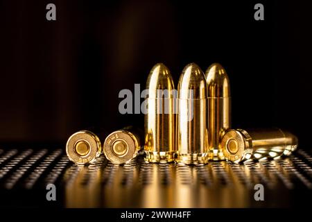 Cartouches de pistolet 9 mm. Munitions pour pistolets et carabines PCC sur fond sombre. Banque D'Images