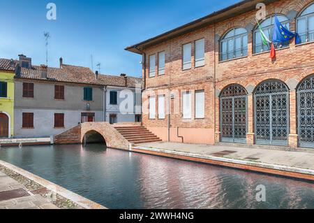 Marcher dans le centre de Comacchio, ville pittoresque avec des canaux et des ponts dans la province de Ferrare, Italie Banque D'Images