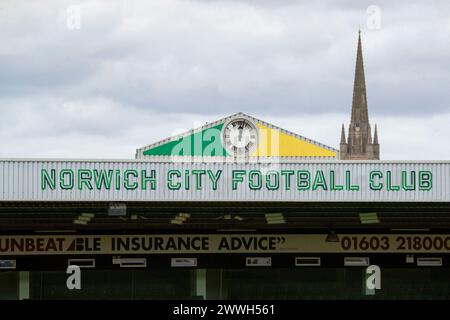 Norwich le dimanche 24 mars 2024. Une vue générale du logo du Norwich City FC avec la cathédrale de Norwich la FA Women's National League Division One match entre les Norwich City Women et les Queens Park Rangers à Carrow Road, Norwich le dimanche 24 mars 2024. (Photo : David Watts | mi News) crédit : MI News & Sport /Alamy Live News Banque D'Images