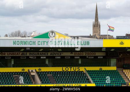 Norwich le dimanche 24 mars 2024. Une vue générale du logo du Norwich City FC avec la cathédrale de Norwich la FA Women's National League Division One match entre les Norwich City Women et les Queens Park Rangers à Carrow Road, Norwich le dimanche 24 mars 2024. (Photo : David Watts | mi News) crédit : MI News & Sport /Alamy Live News Banque D'Images