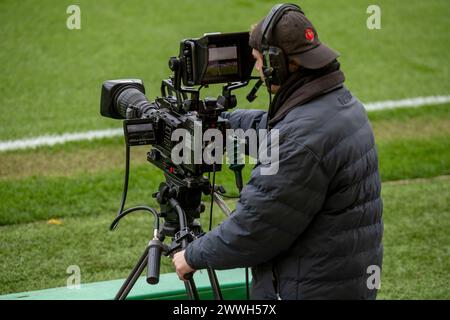 Norwich le dimanche 24 mars 2024. Un cameraman est vu avant le match de la FA Women's National League Division One entre Norwich City Women et Queens Park Rangers à Carrow Road, Norwich le dimanche 24 mars 2024. (Photo : David Watts | mi News) crédit : MI News & Sport /Alamy Live News Banque D'Images