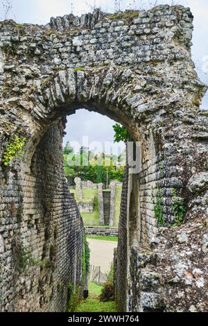 Saintes, France - 09 26 2021 : L'amphithéâtre gallo romain de Mediolanum Santonum dans le centre-ville de Saintes, une ancienne ruine en France. Banque D'Images