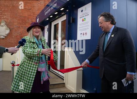 Ascot, Royaume-Uni. 24 mars 2024. Mims Davies, ministre d'État aux personnes handicapées, à la santé et au travail du Royaume-Uni, a inauguré aujourd'hui une nouvelle salle sensorielle à l'hippodrome d'Ascot, en compagnie de Sir Francis Brooke Bt, représentant de sa Majesté et président de l'hippodrome d'Ascot. L'espace est destiné aux utilisateurs âgés de 16 ans avec des besoins supplémentaires qui nécessitent un espace sensoriel ou apaisant. Crédit : Maureen McLean/Alamy Live News Banque D'Images