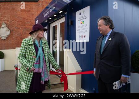 Ascot, Royaume-Uni. 24 mars 2024. Mims Davies, ministre d'État aux personnes handicapées, à la santé et au travail du Royaume-Uni, a inauguré aujourd'hui une nouvelle salle sensorielle à l'hippodrome d'Ascot, en compagnie de Sir Francis Brooke Bt, représentant de sa Majesté et président de l'hippodrome d'Ascot. L'espace est destiné aux utilisateurs âgés de 16 ans avec des besoins supplémentaires qui nécessitent un espace sensoriel ou apaisant. Crédit : Maureen McLean/Alamy Live News Banque D'Images