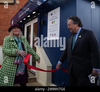 Ascot, Royaume-Uni. 24 mars 2024. Mims Davies, ministre d'État aux personnes handicapées, à la santé et au travail du Royaume-Uni, a inauguré aujourd'hui une nouvelle salle sensorielle à l'hippodrome d'Ascot, en compagnie de Sir Francis Brooke Bt, représentant de sa Majesté et président de l'hippodrome d'Ascot. L'espace est destiné aux utilisateurs âgés de 16 ans avec des besoins supplémentaires qui nécessitent un espace sensoriel ou apaisant. Crédit : Maureen McLean/Alamy Live News Banque D'Images