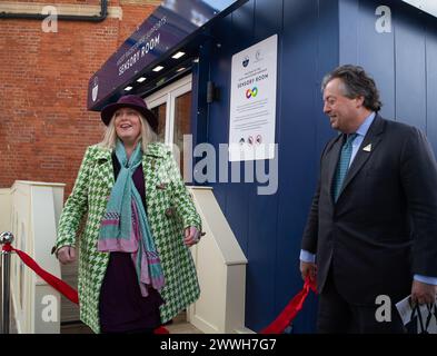 Ascot, Royaume-Uni. 24 mars 2024. Mims Davies, ministre d'État aux personnes handicapées, à la santé et au travail du Royaume-Uni, a inauguré aujourd'hui une nouvelle salle sensorielle à l'hippodrome d'Ascot, en compagnie de Sir Francis Brooke Bt, représentant de sa Majesté et président de l'hippodrome d'Ascot. L'espace est destiné aux utilisateurs âgés de 16 ans avec des besoins supplémentaires qui nécessitent un espace sensoriel ou apaisant. Crédit : Maureen McLean/Alamy Live News Banque D'Images