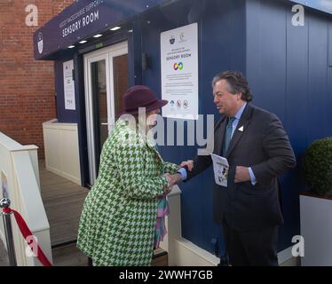 Ascot, Royaume-Uni. 24 mars 2024. Mims Davies, ministre d'État aux personnes handicapées, à la santé et au travail du Royaume-Uni, a inauguré aujourd'hui une nouvelle salle sensorielle à l'hippodrome d'Ascot, en compagnie de Sir Francis Brooke Bt, représentant de sa Majesté et président de l'hippodrome d'Ascot. L'espace est destiné aux utilisateurs âgés de 16 ans avec des besoins supplémentaires qui nécessitent un espace sensoriel ou apaisant. Crédit : Maureen McLean/Alamy Live News Banque D'Images