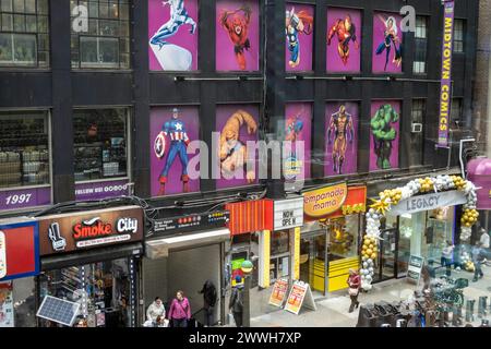 The Midtown Comics à Times Square a une vaste sélection de livres, romans graphiques, figurines et objets de collection, New York City, États-Unis 2024 Banque D'Images