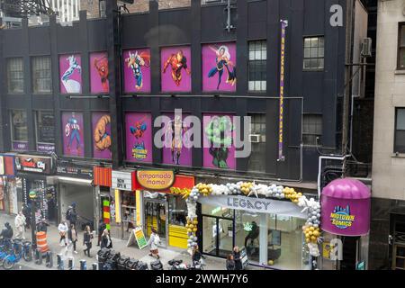 The Midtown Comics à Times Square a une vaste sélection de livres, romans graphiques, figurines et objets de collection, New York City, États-Unis 2024 Banque D'Images