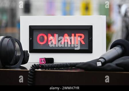 Leipziger Buchmesse 2024, Messe à Leipzig. Foto : on air - Schild BEI Detektor fm, das Podcast-Radio. Es handelt sich dabei um einen deutschsprachigen Internet-Hörfunksender und ein Podcastlabel mit Sitz à Leipzig *** salon du livre de Leipzig 2024, salon professionnel à Leipzig photo sur panneau aérien à detektor fm, la radio podcast C'est une station de radio Internet de langue allemande et label podcast basé à Leipzig Banque D'Images