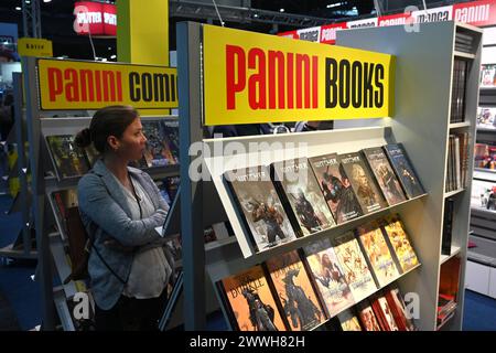 Leipziger Buchmesse 2024, Messe à Leipzig. Foto : Panini Books, Panini Verlag. Die Panini spa ist eine international tätige italienische Unternehmensgruppe, die hauptsächlich im Druck- und Verlagswesen tätig ist. DAS in Modena ansässige Unternehmen ist besonders für Seine Sammelalben und die dazugehörigen Aufkleber bekannt. Darüber hinaus ist die Unternehmensgruppe in weiteren fünf Bereichen tätig, diese umfassen Verlagswesen, Vertrieb, Lizenzrechthandel, Panini Digital sowie neue Medien. Die Panini-Gruppe ist in mehr als 150 Ländern tätig und ausserhalb Italiens auch in Brasilien, Chile, Deut Banque D'Images