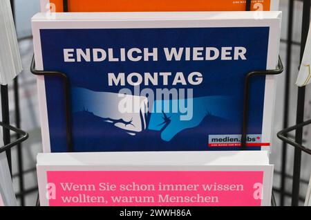 Leipziger Buchmesse 2024, Messe à Leipzig. Foto : Postkarte, Endlich wieder Montag *** salon du livre de Leipzig 2024, salon de Leipzig carte postale photo, lundi encore enfin Banque D'Images