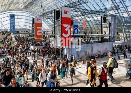 Leipziger Buchmesse und Manga-Comic-Con AM 23.03.24 - Tausende farbenfrohe Besucher in der Glashalle der Leipziger Messe, Literaturbühne ARD, ZDF, 3 Sam. Arte - Leipzig Messe Leipzig Sachsen Deutschland *** Leipzig Book Fair et Manga Comic Con le 23 03 24 milliers de visiteurs colorés dans la salle de verre de la foire de Leipzig, scène littéraire ARD, ZDF, 3 Sat, Arte Leipzig Messe Leipzig Saxe Allemagne xRMx Banque D'Images