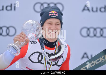 Saalbach Hinterglemm, Autriche. 24 mars 2024. SAALBACH-HINTERGLEMM, AUTRICHE - 24 MARS : Marco Odermatt, vainqueur de la Dawnhill d'Owerall, Suisse, célèbre la descente masculine à la finale de la Coupe du monde de ski alpin Audi FIS le 23 mars 2024 à Saalbach-Hinterglemm, Autriche 240324 SEPA 24 002 - 20240324 PD4291 crédit : APA-defacto Datenbank und Conmanagement GmbH/Alamy Live News Banque D'Images