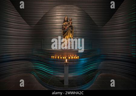 Chapelle mariale moderne avec une sculpture de Marie avec enfant d'environ 1480, église St Clare, Koenigstrasse 66, Nuremberg, moyenne Franconie, Bavière Banque D'Images