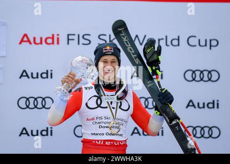 Saalbach Hinterglemm, Autriche. 24 mars 2024. SAALBACH-HINTERGLEMM, AUTRICHE - 24 MARS : Marco Odermatt, vainqueur de la Dawnhill d'Owerall, Suisse, célèbre la descente masculine à la finale de la Coupe du monde de ski alpin Audi FIS le 23 mars 2024 à Saalbach-Hinterglemm, Autriche 240324 SEPA 24 007 - 20240324 PD4414 crédit : APA-defacto Datenbank und Conmanagement GmbH/Alamy Live News Banque D'Images