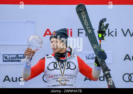 Saalbach Hinterglemm, Autriche. 24 mars 2024. SAALBACH-HINTERGLEMM, AUTRICHE - 24 MARS : Marco Odermatt, vainqueur de la Dawnhill d'Owerall, Suisse, célèbre la descente masculine à la finale de la Coupe du monde de ski alpin Audi FIS le 23 mars 2024 à Saalbach-Hinterglemm, Autriche 240324 SEPA 24 004 - 20240324 PD4417 crédit : APA-defacto Datenbank und Conmanagement GmbH/Alamy Live News Banque D'Images